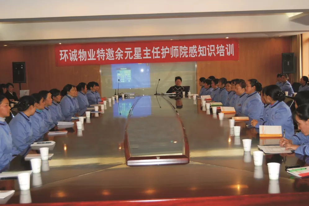 著名主任护师余元星对员工进行院感知识培训