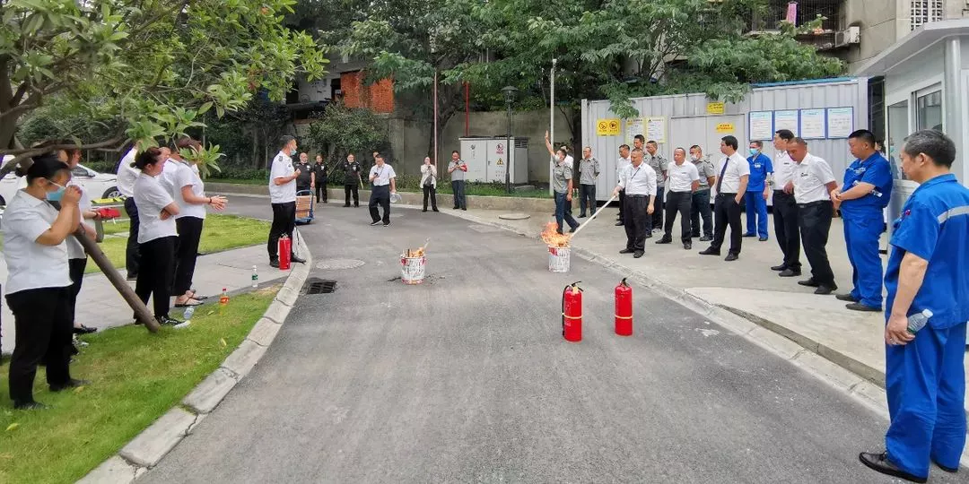 公司定期对员工进行消防防汛培训