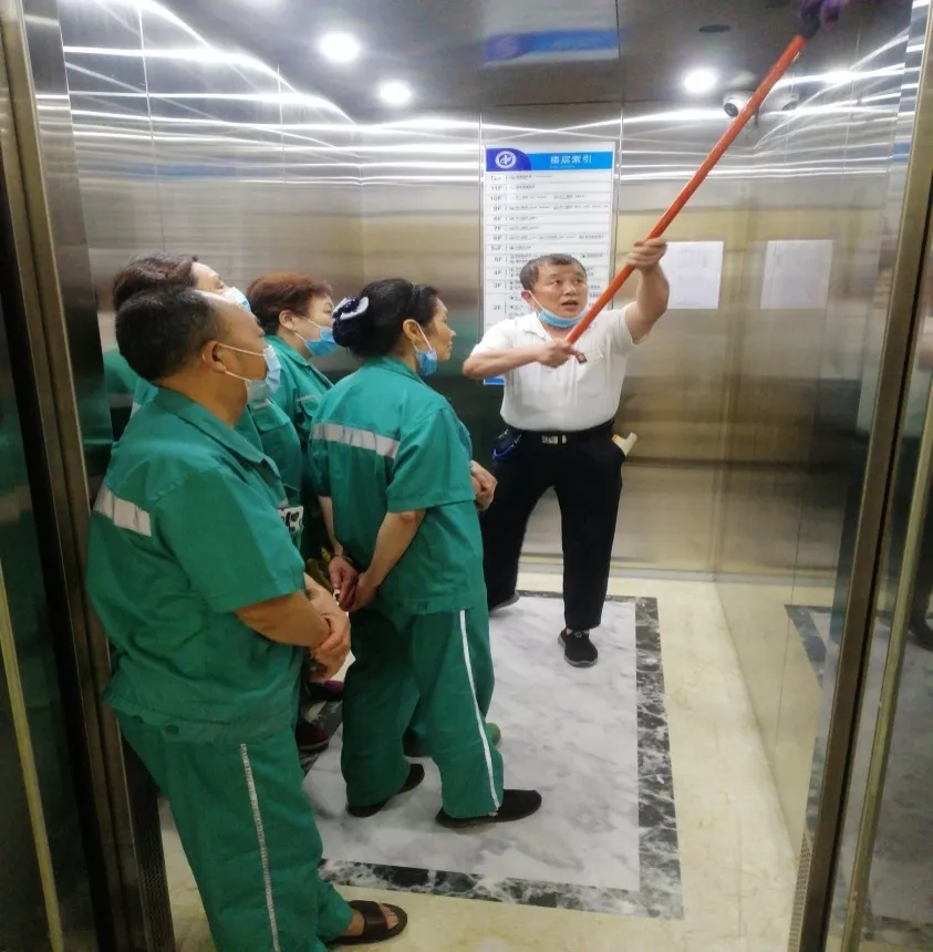 医疗物业派遣保洁、护理专业讲师对员工进行培训