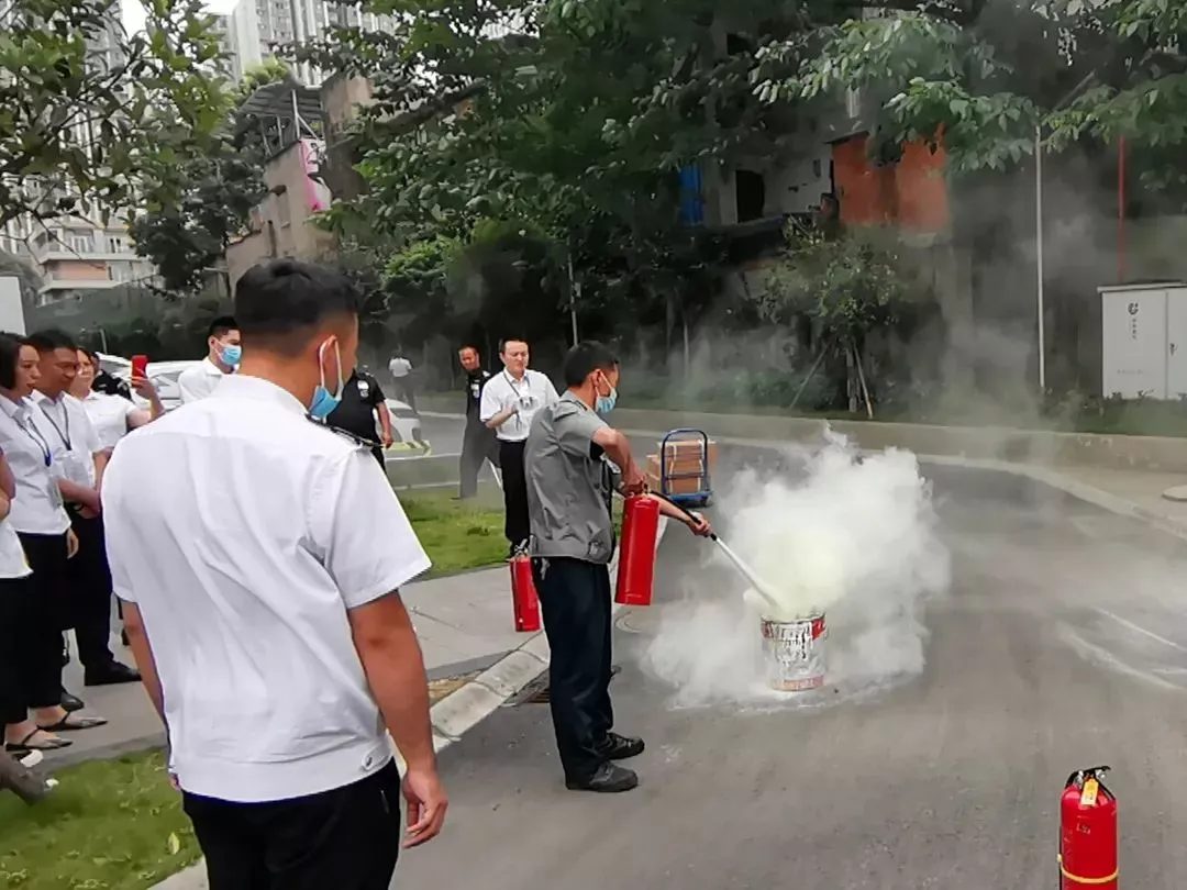 公司定期对员工进行消防防汛培训